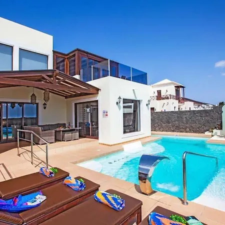 In Playa Blanca Sleeps 10 With Pool Air Con And Wifi