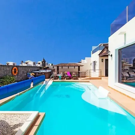 In Playa Blanca Sleeps 10 With Pool Air Con And Wifi Willa *