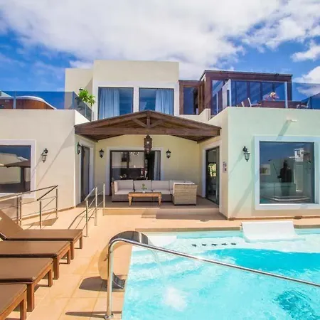 In Playa Blanca Sleeps 10 With Pool Air Con And Wifi Willa