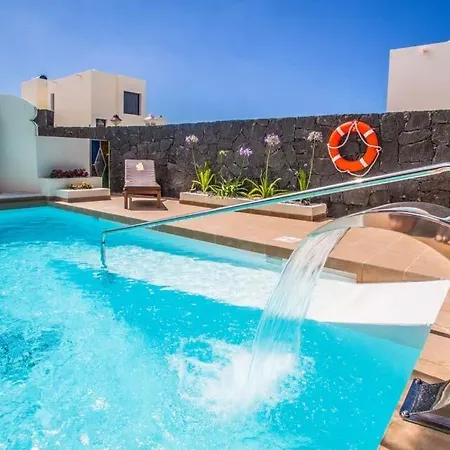 In Playa Blanca Sleeps 10 With Pool Air Con And Wifi Willa *