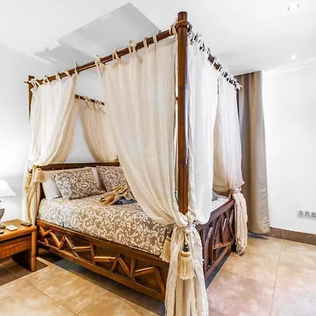 In Playa Blanca Sleeps 10 With Pool Air Con And Wifi Willa *