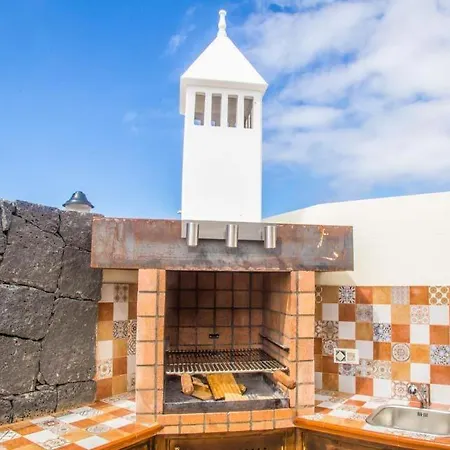 In Playa Blanca Sleeps 10 With Pool Air Con And Wifi