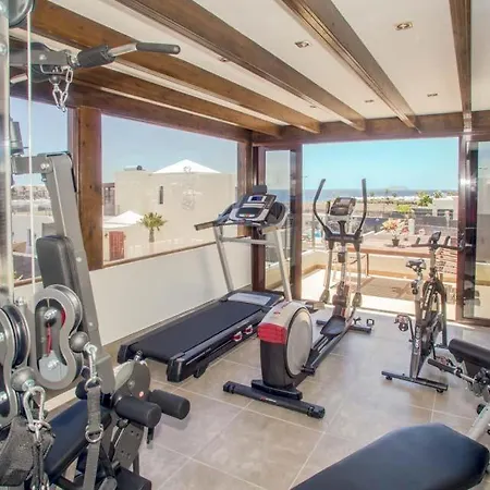 In Playa Blanca Sleeps 10 With Pool Air Con And Wifi Willa Playa Blanca (Lanzarote)